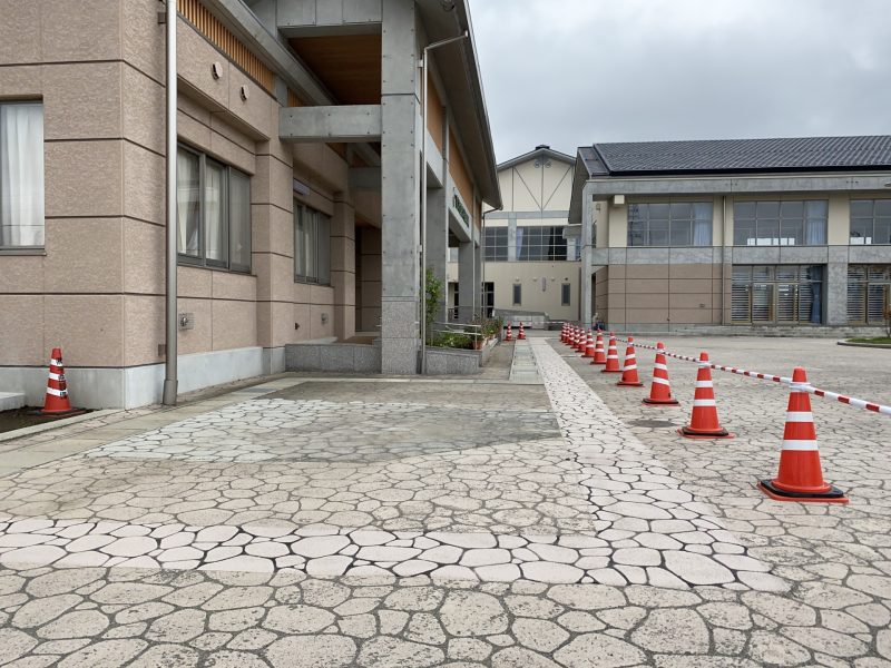 既設の景観コンクリート舗装の修復　佐久市　佐久平浅間小学校