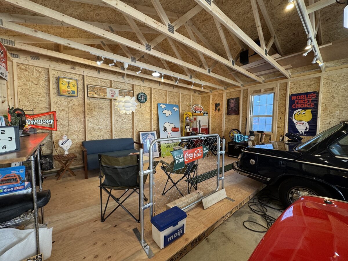 佐久市木製輸入ガレージ内部