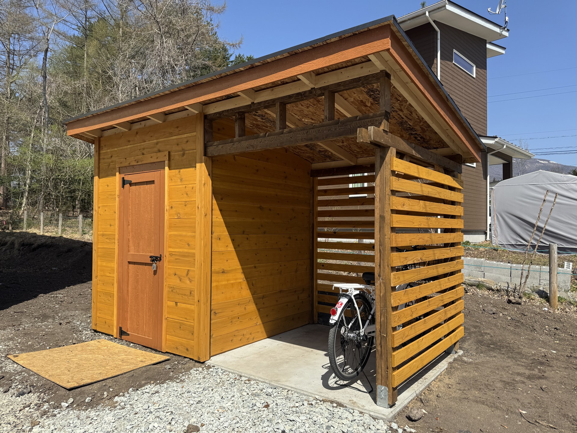軽井沢町　自転車置き場のついたガーデンシェッド（木製物置）